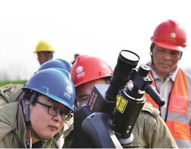 清除高压电线上异物“神器”——激光大炮