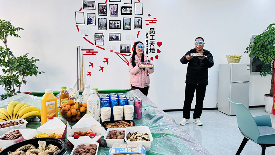 <strong>共庆生辰，携手同行——boss与美女员工生日茶话会</strong>